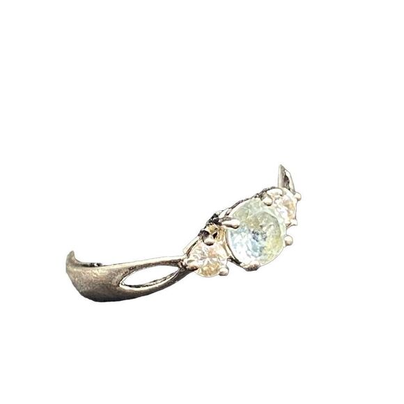Sterling silver 925 pale blue round topaz and flanked by two small CZs ring 7.5 - Picture 2 of 13